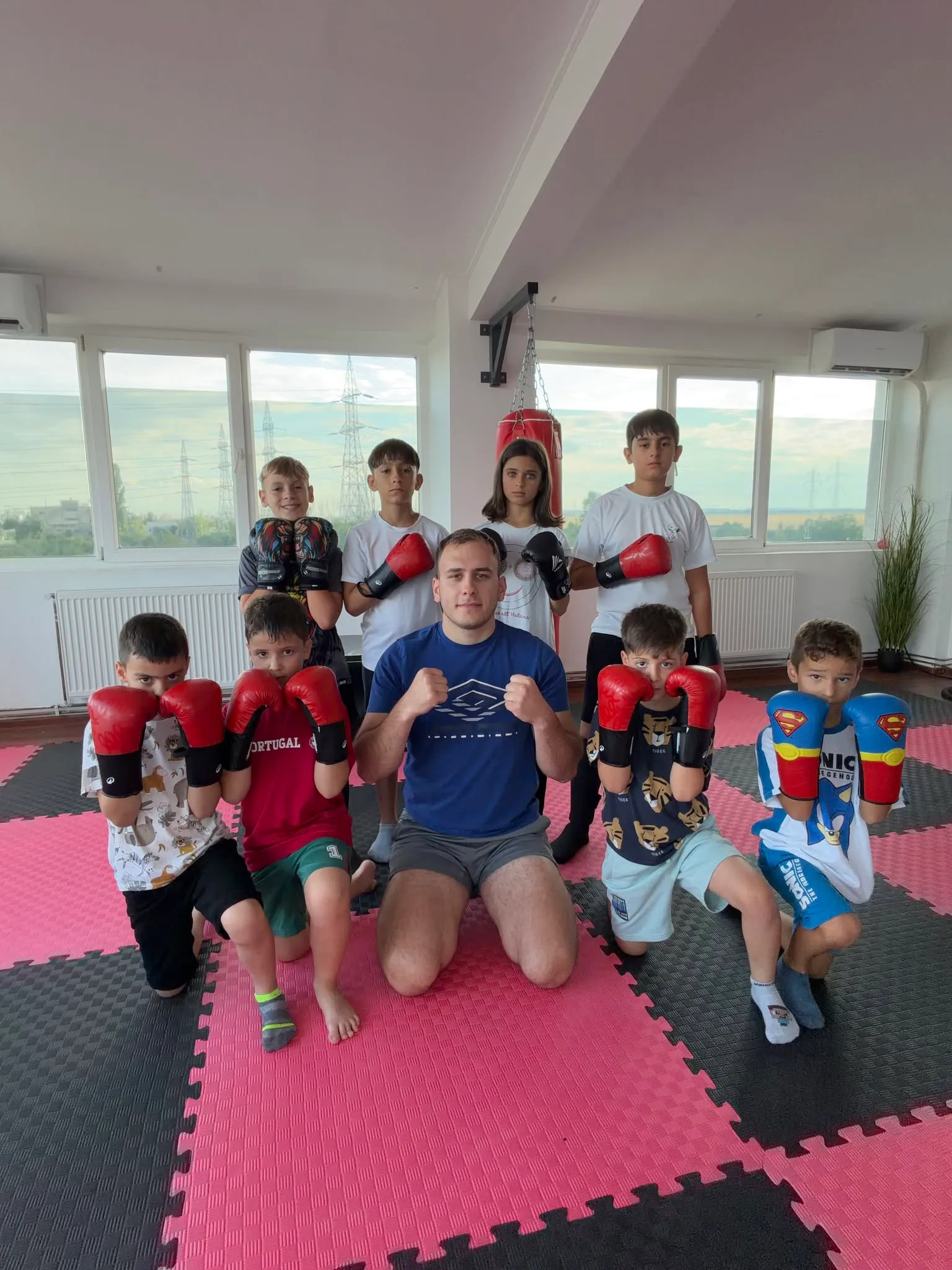 Grupa de copii la kickboxing, cu mănuși