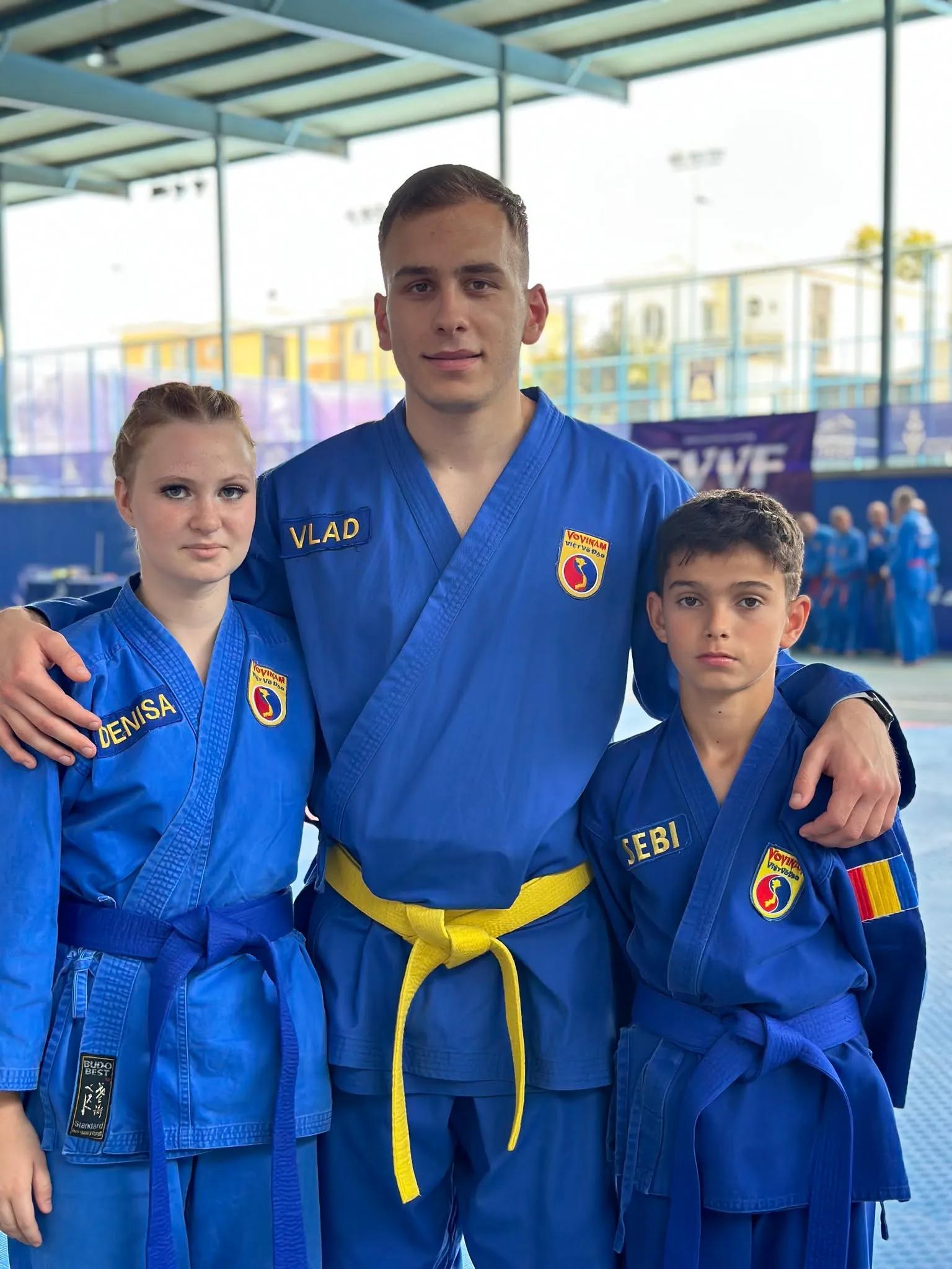 Vlad Băcanu alături de sportivii Regnum la o competiție de Vovinam